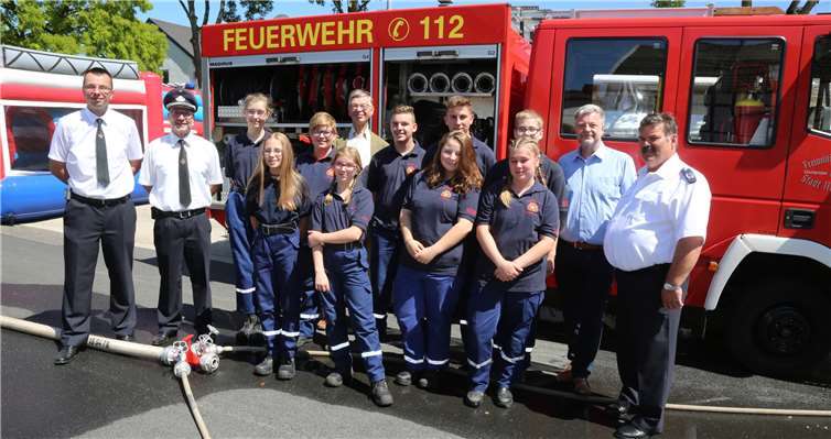 Freudig präsentierte sich die Jugendwehr mit der Wehrleitung sowie Manfred Weizbauer von den Lions bei der Spendenübergabe. StF