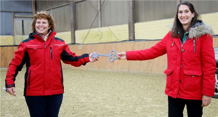 Freudig übernahm die Pächterin der Reitanlage Monika Ley (li.) aus der Hand von Theresa Monreal vom Planungsbüro und selber TuWi-Mitglied den Schlüssel für die neue Reithalle entgegen. Fotos: SES