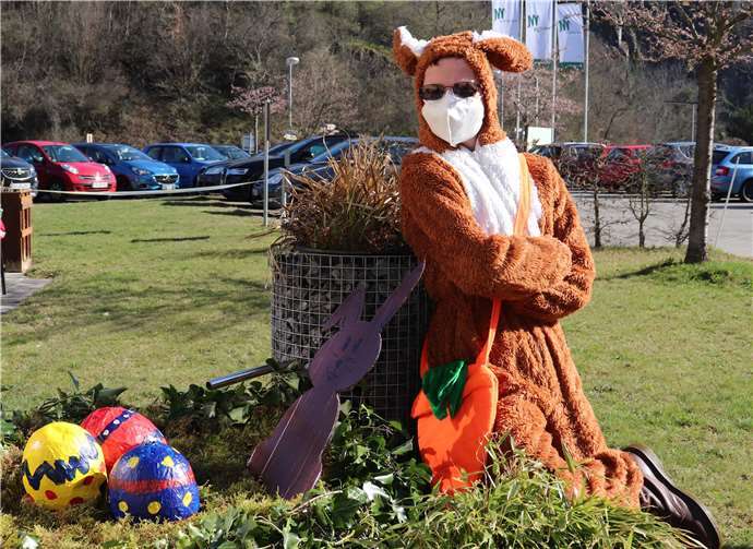 Freudig überrascht und mit lächelnden Gesichtern wurde der Osterhase empfangen.