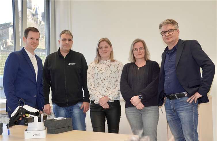 Freudig überreicht die Firma Kampf – Schneid- und Wickeltechnik die Roboterbausätze an die Konrektoren der Realschule plus Cochem (links und rechts). Fotos: Realschule plus Cochem