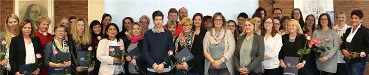 Freudig und stolz nahmen am 19. März die Absolventinnen und Absolventen der Katharina Kasper Akademie ihre Diplome entgegen. Katharina Kasper Akademie