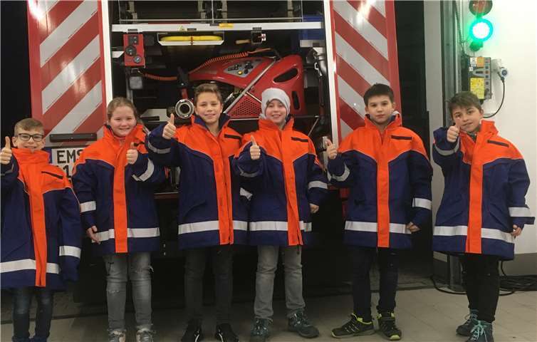 Freudige Gesichter am Nikolausabend bei der Jugendfeuerwehr Miellen. Foto: privat