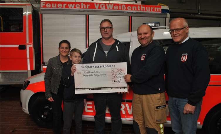 Freudige Gesichter auf beiden Seiten: Familie Hummrich übergab in Vertretung für die Nachbarschaft der Straße „Im Berg“ einen Scheck an die Vertreter des Vorstands des Feuerwehr Fördervereins e. V. E. Brüning