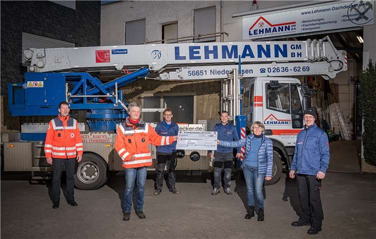 Freudige Gesichter bei der Scheckübergabe. Es waren die beiden Geschäftsführer Gerd Lehmann (re.) und Dietmar Keuler, sowie Stefan Keuler (im Hintergrund), also die gesamte Betriebsleitung des Familienbetriebes, anwesend.Foto: Bernhard Risse
