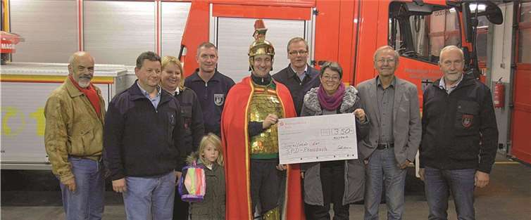 Freudige Gesichter bei der Scheckübergabe (v.l): Gert-Uwe Geerdts, Thomas Gundlach; Regina Esser (Kind von Sankt Martin), Katarina Esser; Rainer Girkens; Sankt Martin Jürgen Esser, Hubert Klein, Corinna Schulze-Quabis, Walter Langer, Wim Orth.privat