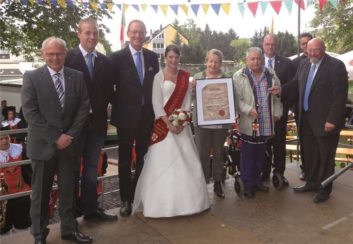 Sie haben stets an andere gedacht Freudige Gesichter bei der Übergabe des „Lehner Anker 2015“. OB Peter Labonte, Alexander Groß, Günter Groß, Rhein-Lahn-Nixe Saskia I, Ilse und Heinz Finn, Markus Hebgen, Pfarrer Armin Sturm Klaus Wagner.privat