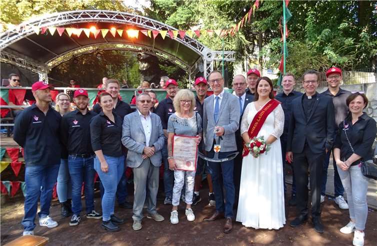 Freudige Gesichter bei der Übergabe des „Lehner Anker 2022“. Bürgermeister Adalbert Dornbusch, Rosi Jutrezenka, Günter Groß mit dem „Lehner Anker 2022“, Markus Hebgen, Rhein-Lahn-Nixe Adriana I. und Pfarrer Armin Sturm umrahmt vom NCV Männerballett, das zu den ersten Gratulanten gehörten. Quelle: KVL