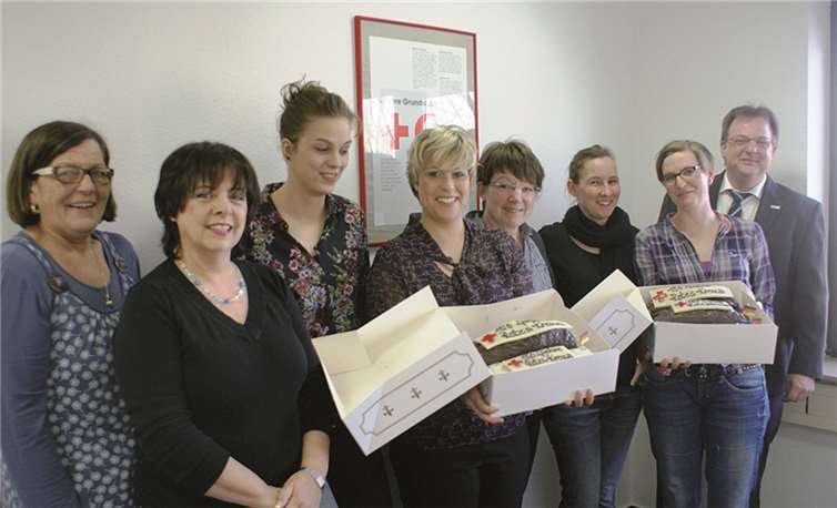 Freudige Gesichter bei der diesjährigen Kuchenaktion 150 Jahre Rotes Kreuz - feiern Sie mit!“.  privat