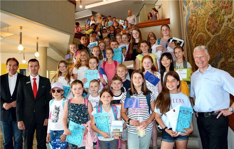 Freudige Gesichter gab’s bei den vielen Siegerinnen und Siegern des Europäischen Wettbewerbs, die jetzt im Kreishaus ausgezeichnet wurden. Uwe Rindsfüßer