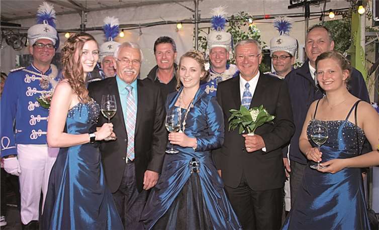 Freudige Stimmung bei der offiziellen Eröffnung auf der Bühne durch die Weinmajestäten, den Ortsvorsteher und auch bei Oberbürgermeister Joachim Hofmann-Göttig. US