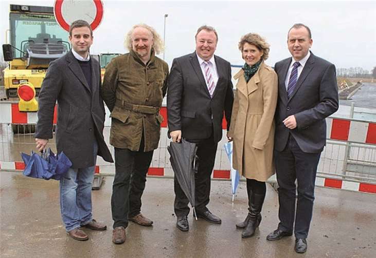 Freudiger Anlass bei widrigen Wetterverhältnissen. Wirtschaftsministerin Eveline Lemke übergibt den Bewilligungsbescheid für die Erweiterung des Industriegebietes Brohltal Ost / A 61 mit einer Fördersumme von 930.000 Euro.Herr Rübenach