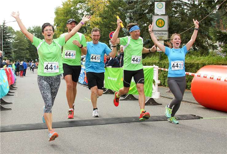 Freudiger Zieleinlauf nach 42,195 km beim StaffelMarathon Waldbreitbach. Foto: Eventfotografie 24