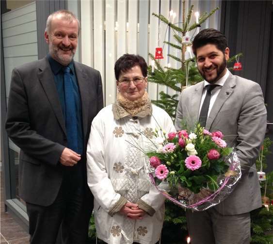 Freudiges Ereignis - die Gewinnübergabe in der Filiale Unkel der Volks- und Raiffeisenbank Neuwied-Linz eG. V.l. Ulrich Runkel, Regionalmarktleiter, Renate Neyer, Atif Ali, Geschäftsstellenleiter.Privat