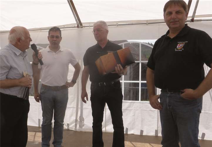 Freudiges Wiedersehen (v.l.): Erwin Schumacher (Bürgergemeinschaft Bachem/Ahr), Stefan Frank (Ortsvorsteher), Werber Denis und Jürgen Schumacher (beide Heimatverein Bachem/Saar). privat