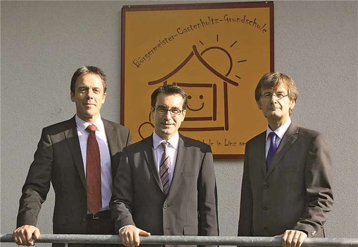 Freudvolles Lernen seiner Grundschüler versprach Rektor Carsten Pöppel Regierungsschulrat Harald Thome und VG-Chef Hans-Günter Fischer. DL