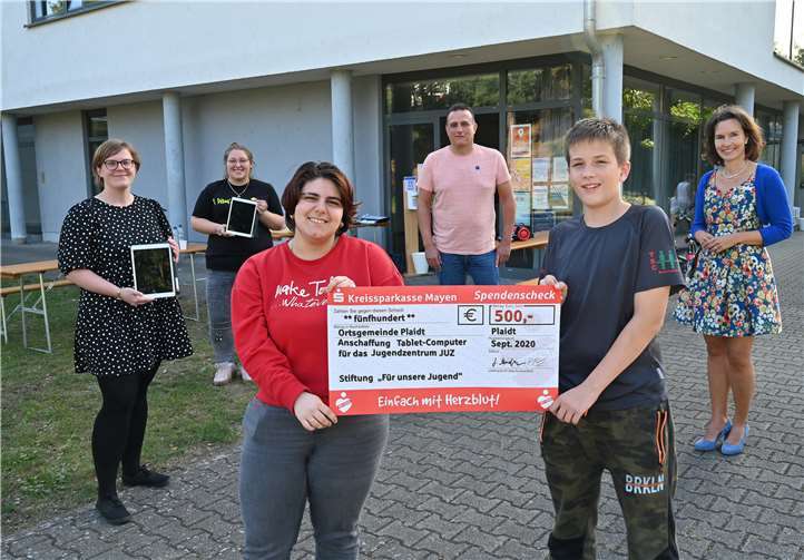 Freuen Sich über die Unterstützung der Kreissparkasse Mayen (von links): Jugendpflegerin Nadine Bohr, Nathalie Bütgenbach als ehemalige Besucherin des JUZ, Astrik Aleksanyan als ehrenamtliche Nachwuchshelferin, Ortsbürgermeister Peter Wilkes, Ninö Löper als ehrenamtlicher Nachwuchshelfer und Manuela Klein als Leiterin des KSK-BeratungsCenters in Plaidt.Foto: privat