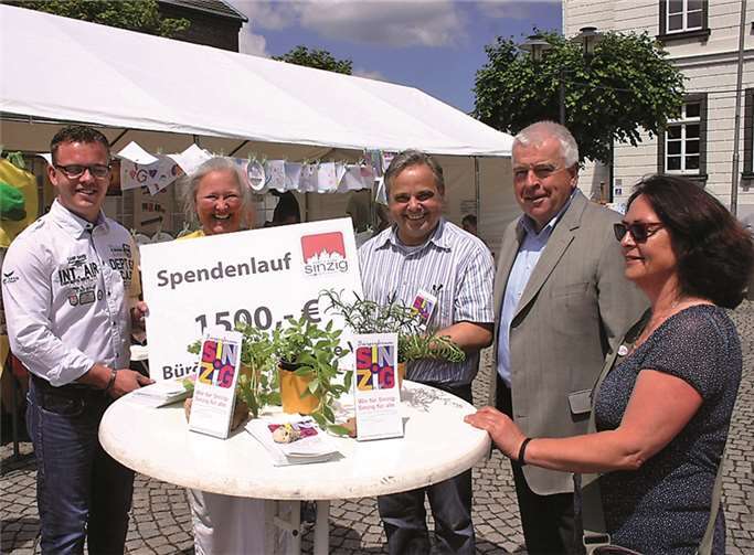 Freuen konnte sich Manfred Ruch (3.v.l.)und Claudia Thelen (2.v.l.) vom neu gegründeten Verein "Bürgerforum Sinzig" über eine großzügige Spende der Sinziger Aktivgemeinschaft, die vom Vorsitzenden Andreas Schwerter (l.) überreicht wurde.