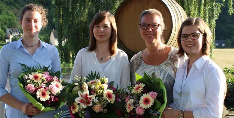 Freuen sich, Rech und den Recher Wein vertreten zu dürfen: (Von links) Monika Gies (Prinzessin), Jessica Ellen Großgarten (Weinkönigin), Susanne Kirsch-Holler (Vorsitzende Heimat- und Verkehrsverein Weindorf Rech) und Sophie Schreiner (Prinzessin). DU