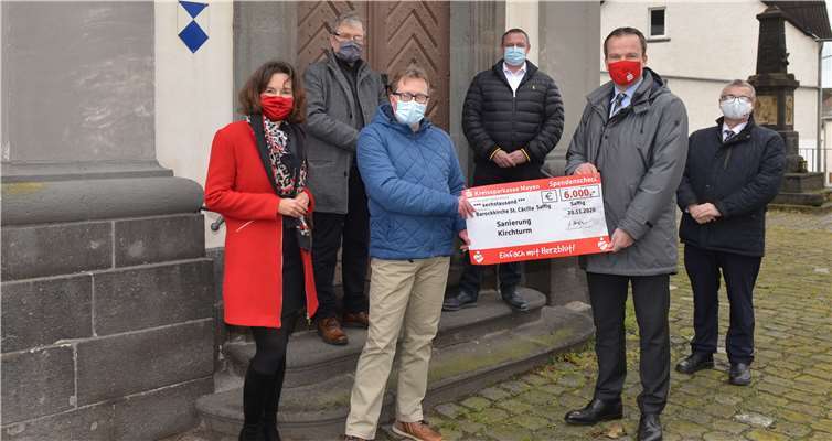 Freuen sich am Eingangsportal der Saffiger Barokkirche St. Cäcilia über die Unterstützung durch die Kreissparkasse Mayen: v.l.: Manuela Klein – Leitung KSK-BeratungsCenter Plaidt, Pastor Alexander Kurp, Michael Reuter von der katholischen Kirchengemeinde St. Cäcilia Saffig, Bürgermeister Dirk Rohm, KSK-Vorstandsmitglied Christoph Weitzel und Landrat Dr. Alexander Saftig. Foto: KSK Mayen - Judith Sauerborn