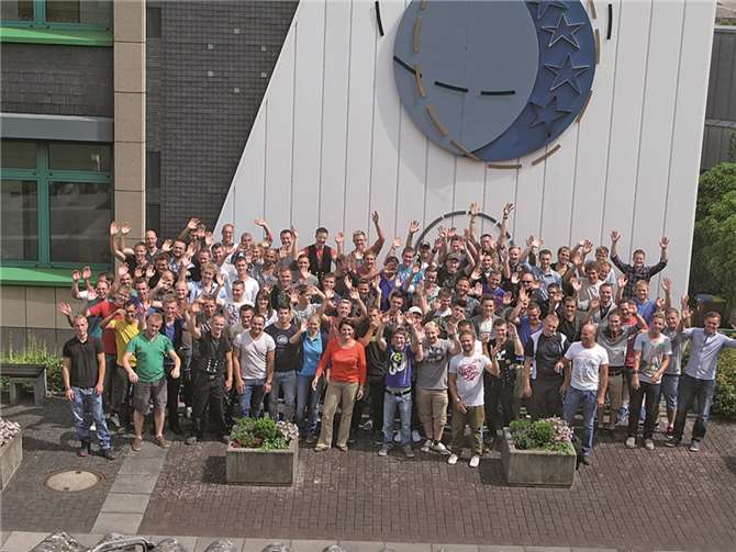 Freuen sich auf Mayen: 88 neue Meisterschüler an der Dachdeckerfachschule, darunter drei Frauen.privat