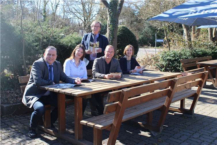 Freuen sich auf begeisterte Besucher in der Saison 2022 (v.l.): Bürgermeister Johannes Bell, Lea Port (Tourist-Info Maria Laach), Bürgermeister Jörg Lempertz, Sarah Stein (Zweckverband Ferienregion Laacher See), stehend: Bürgermeister Klaus Bell.  Foto: Vulkanregion Laacher See