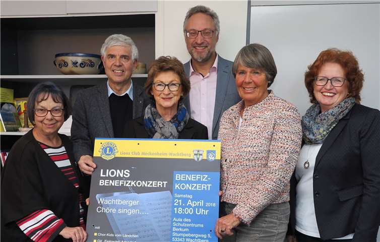 Freuen sich auf das Benefizkonzert: Die Lions Dr. G. Mieth-Leichsenring, K. Stöhr (1. u. 2. v. l.) und Ch. Schubert (2. v. r.) mit BMin R. Offergeld (Mitte), M. Frech (GV Ad.) und H.-J. Seidel (Chorgemein. MGV Fritzd. und Oedingen).  Gemeinde Wachtberg/mm
