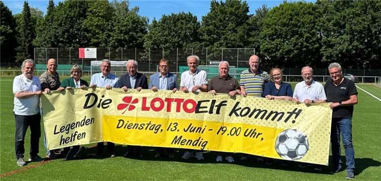 Freuen sich auf das Benefizspiel der Lotto-Elf in Mendig (von links): Ernst Simons (2. Vorsitzender SV Eintracht Mendig) Thomas Racke (Caritas Zentrum Mendig), Klaudia Racke-Hackenbruch (Einrichtungsleiterin Caritas Zentrum Mendig), Hans Peter Ammel (Stadtbürgermeister Mendig), Schirmherr Gernot Mittler (Staatsminister a.D.), Joachim Plitzko (Beigeordneter VG Mendig), Hans Peter Briegel (Teamchef Lotto-Elf), Bernd Krayer (Vorsitzender SV Eintracht Mendig), Frank Post (Beigeordneter Stadt Mendig), Bibiana Koch-Mittler (Stadt Mendig), Juppa Ganser (Koordinator Lotto-Elf) und Dietmar Thubeauville (Geschäftsführer Special Olympics Rheinland-Pfalz).  Foto: Pauly