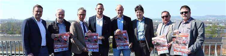 Freuen sich auf das Deichmeeting am 11. Mai, von links: Alexander Merl (Vorsitzender des DJK Neuwieder LC), Edi Kaul (Sportwart LG Rhein-Wied), Martin Schmitz (Geschäftsführer LG Rhein-Wied), Lokalmatador Kai Kazmirek, Markus Paquée (Geschäftsstellenleiter LG Rhein-Wied), Michael Mang (Bürgermeister Stadt Neuwied), Joachim Datzert (Sportamt Neuwied), Hans-Peter Schmitz (Leiter Sportamt Neuwied).Foto: LG Rhein-Wied/René Weiss