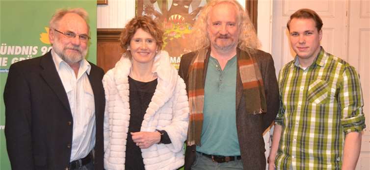 Freuen sich auf das Jahr 2016: Die Grünen Spitzenkandidaten für den Kreis Ahrweiler, Eveline Lemke (Wahlkreis 13) und Wolfgang Schlagwein (Wahlkreis 14) umrahmt vom Sinziger Sprecher-Duo Ingo Binnewerg (links) und Robert Kolle (rechts).privat