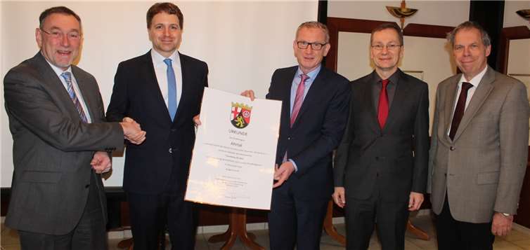 Freuen sich auf das Projekt „Tourismus für Alle“, v.l. Andreas Wittpohl (Geschäftsführer Ahrtal-Tourismus e.V.), Maximilian Scholl (Projektkoordinator barrierefreier Tourismus), Guido Orthen (Bürgermeister Bad Neuenahr-Ahrweiler), Andreas Geron (Bürgermeister Sinzig) und Achim Haag (Bürgermeister VG Altenahr). -DU-