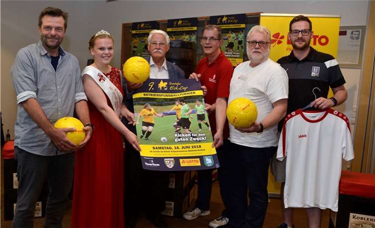 Freuen sich auf das Turnier: v.li. Dirk Martin, Marie I., Walter Desch, zwei Vertreter der Caritas und Dominik Süßmeyer.TFR