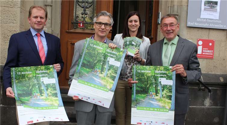 Freuen sich auf das kommende, 13. Ahrtaler Gipfelfest: (v.li.n.re.) Stephan Pauly (VRM), Thomas Nielsen (SPNV-Nord), Carolin Gemein (Ahrtal Tourismus e.V.) und Andreas Wittpohl (Geschäftsführer Ahrtal Tourismus e.V.).DU