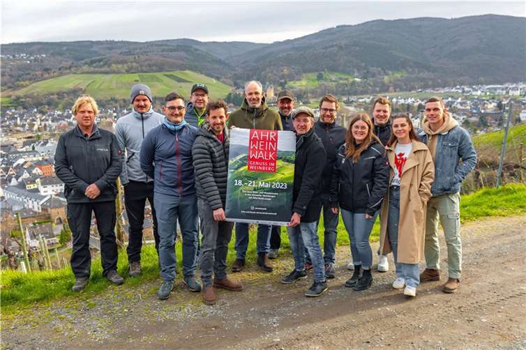 Fünf Kilometer Rundtour, neun Weingüter und chillige Lounge Freuen sich auf den AhrWeinWalk an Christi Himmelfahrt: (v.l.) Stefan Kurth, Tim Adeneuer, Alexander Müller, Peter Kriechel, Alexander Weber, Torsten Pollig, Jan Schmidt, Sven Coels, Niklas Körtgen, Malin Karliner, Dominik Kremer, Stephanie Lenz, Jannick Dresen. Foto: Marketing GmbH/Max Harrus