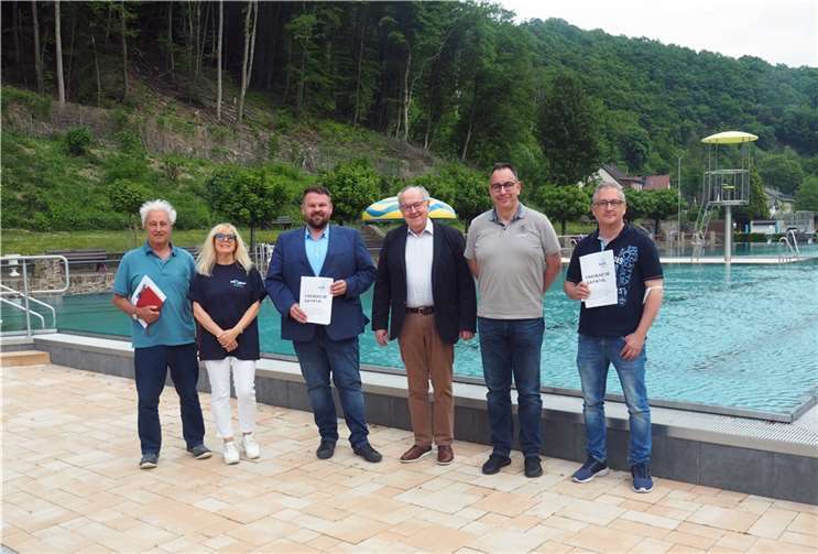 Freuen sich auf den Saisonstart: (v.l.n.r.) Wolfgang Dietrich und Gaby Zils vom Förderverein Bad Sayn, Bürgermeister Christoph Mohr, Erster Beigeordneter Bernhard Wiemer, Werkleiter Michael Stiren, stellv. Werkleiter Michael Frömbgen.  Foto: Stadt Bendorf
