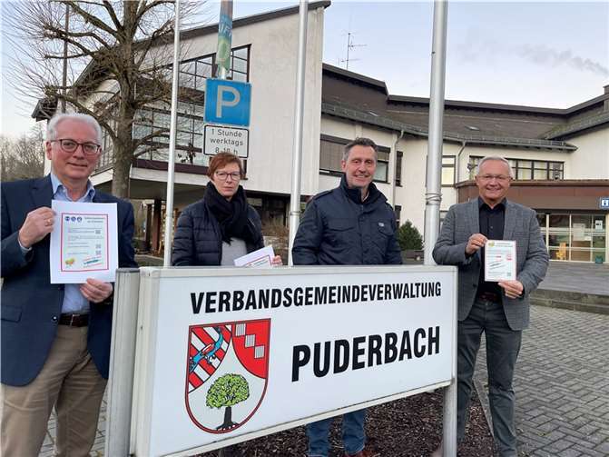 Freuen sich auf den Start des Impflotsen-Projektes – in Puderbach und im gesamten Kreis Neuwied: (von links) Puderbachs Bürgermeister Volker Mendel, Koordinatorin Rita Hoffmann-Roth vom Gesundheitsamt des Kreises, Impflotse Karl Hauck und Landrat Achim Hallerbach.Foto: Kreisverwaltung