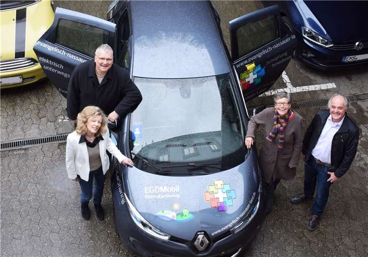 Freuen sich auf den Test mit dem neuen elektrisch betriebenen Fahrzeug auf dem Parkplatz des Dekanatsbüros in Bad Ems (von rechts): Pfarrer Matthias Metzmacher, Dekanin Renate Weigel, deren Stellvertreter Christian Dolke und Kita-Geschäftsführerin Gabriele Scholz. Foto: Dekanat Nassauer Land