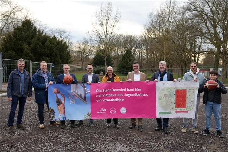 Freuen sich auf den neuen Streetballplatz: Der Neuwieder Stadtvorstand, das Jugend- sowie das Bauamt haben bei der Planung und Umsetzung des Bauprojekts eng mit dem Jugendbeirat zusammengearbeitet.  Foto: Felix Banaski