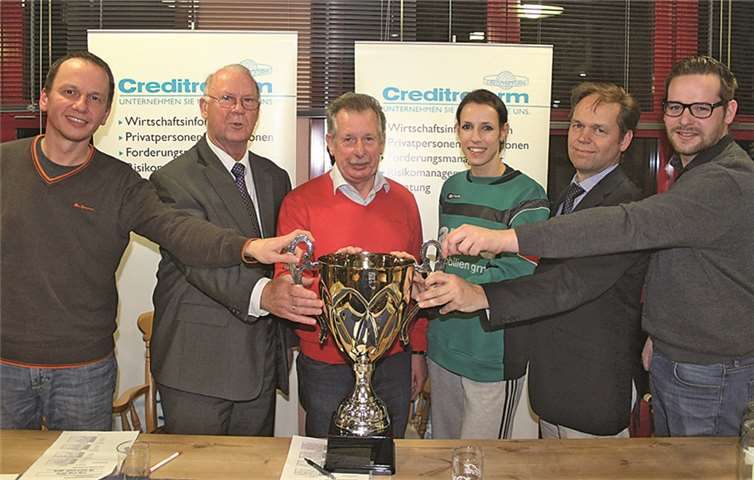 Freuen sich auf die City-Cup-Austragung Nummer 18 (von links): Auslosungs-Moderator Stefan Freisberg, Turnier-Erfinder Josef Hens, Turnierleiter Winfried Höfer, Glücksfee Ania Jaszczuk, CONLOG-Arena-Geschäftsführer Volker Herb und Dominik Süßmeyer von KS-Sport.RW