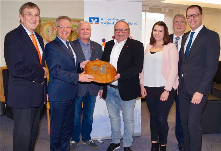 Freuen sich auf die Fortführung der guten Zusammenarbeit. Alexander Baden, Elmar Schmitz,Frank Wershofen, Rolf Genn, Michelle Löhr, Bruno Jaeger und Thomas Theisen (v.l.).  KG