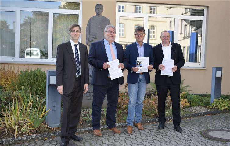 Freuen sich auf die Fortsetzung ihrer Zusammenarbeit zum Wohle arbeitsloser Menschen mit gesundheitlichen Einschränken und Behinderungen sowie psychischen Problemen: Gregor Nöthen, Rolf Koch, Burkhard Nauroth und Holger Brandt. (v.l.). Foto: privat