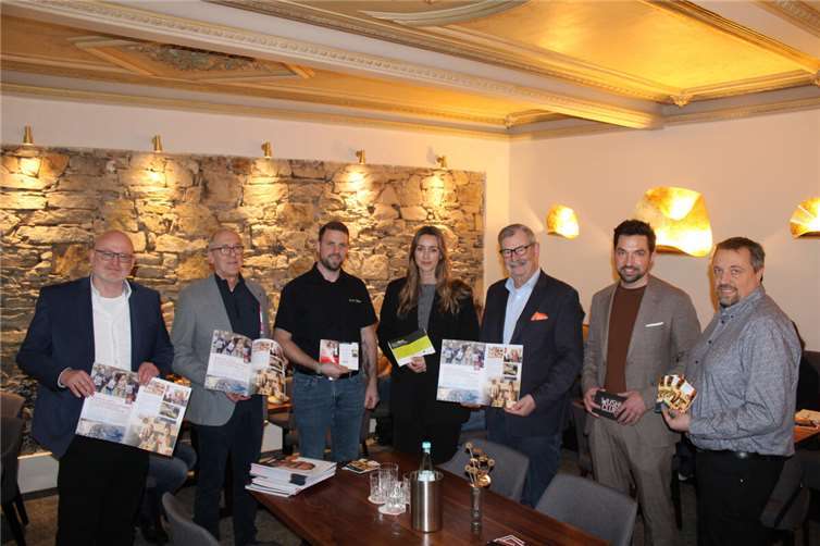 Freuen sich auf die Gastronomie-Aktion „Probier mal Ahrtal“, die im Februar und März dazu einlädt, die einheimische Genusswelt zu entdecken, von links Andreas Lambeck (Geschäftsführer Ahrtal und Bad Neuenahr-Ahrweiler Marketing GmbH, Günther Uhl (Vorsitzender DEHOGA Kreisverband Ahrweiler), Stefan Weck (Firma „Strom Weck“, Partner der Aktion), Eylin Stabe (LBS Immobilien/Partner der Aktion), Lothar Weinand (Vizepräsident DEHOGA Rheinland-Pfalz), Daniel Hempen (Hotel Rodderhof) und Frank Mies (Agentur Shapefruit). Foto: DU