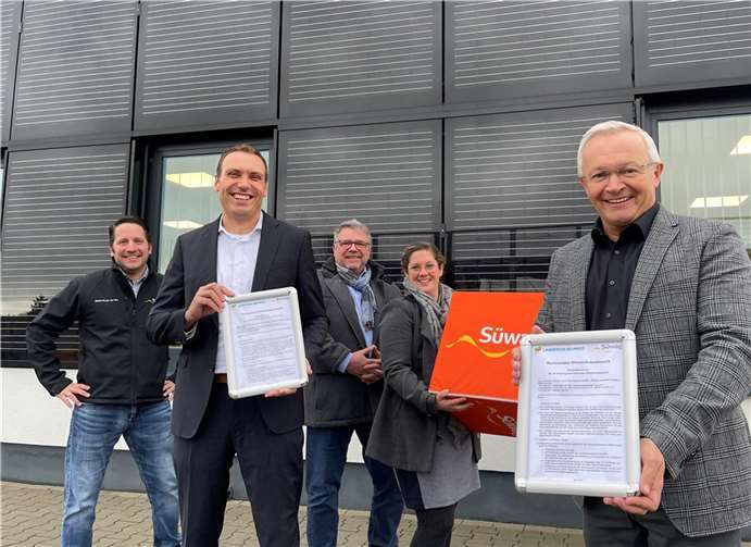 Freuen sich auf die Kooperation: (v. r.) Landrat Achim Hallerbach, Gabi Schäfer (Stabsstelle Umwelt/Klima) sowievon der Süwag Klaus Egenolf (Vertrieb), Prokurist Johannes Schardt und Marius Dittert (Leiter Vertrieb Kommunen).