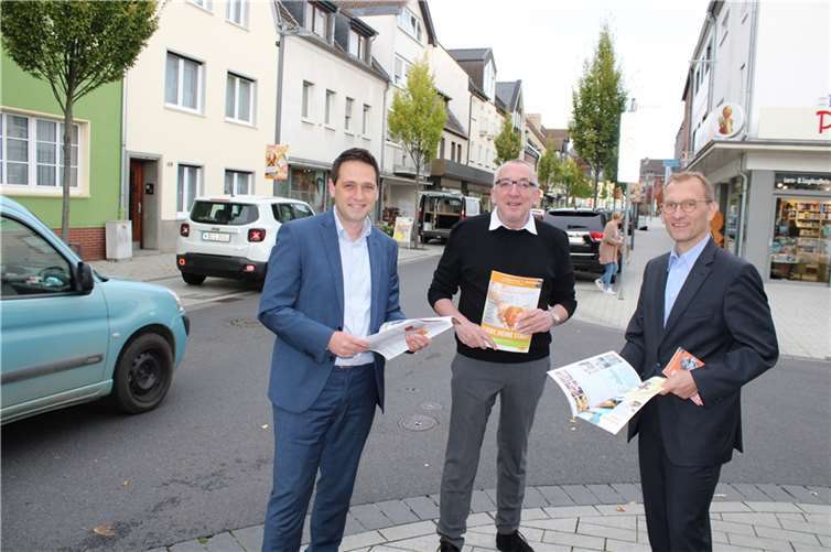 Freuen sich auf die Neuausrichtung von Gewerbeverein und Stadtmarketing, von rechts Dirk Schwindenhammer (Wirtschaftsförderer der Stadt Meckenheim), Willi Wittges-Stoelben (1. Vorsitzender Meckenheimer Verbund) und Sven Schnieber (2. Vorsitzender Meckenheimer Verbund).Foto: DU