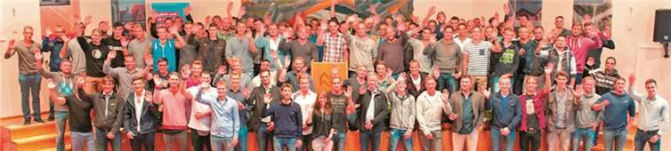 Freuen sich auf die Schulzeit in Mayen: 96 neue Meisterschüler an der Dachdeckerfachschule, darunter zwei Frauen.Michael Oliver Schaaf