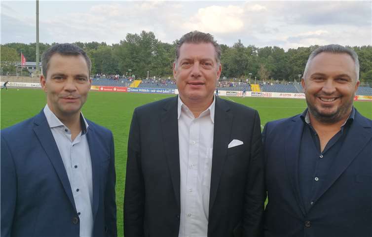 Freuen sich auf die Zusammenarbeit: Dr. Peter Theile (Insolvenzverwalter), Stefan Hahne (Vorstandsvorsitzender SHD AG), Remo Rashica (Präsidiumsmitglied TuS Koblenz) (v.l.).  TuS Koblenz