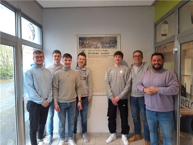 Freuen sich auf die Zusammenarbeit: Tim Sandmann, Michael Krämer und Cem Sarac vom RTV-M1883 (re.) und die Studierenden des RheinAhrCampus Remagen (li.). Foto: C. Post