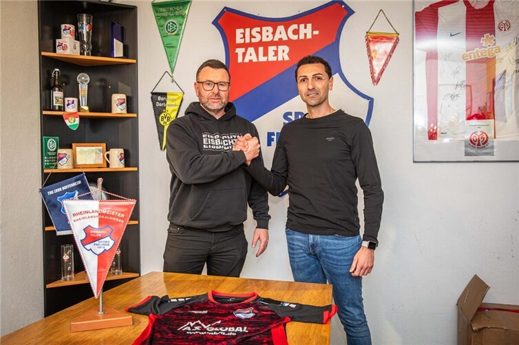 Freuen sich auf die gemeinsame Zusammenarbeit ab Sommer: Eisbachtals Sportlicher Leiter Patrick Reifenscheidt (links) und der zukünftige Eisbären-Trainer Daniel Alves (rechts).