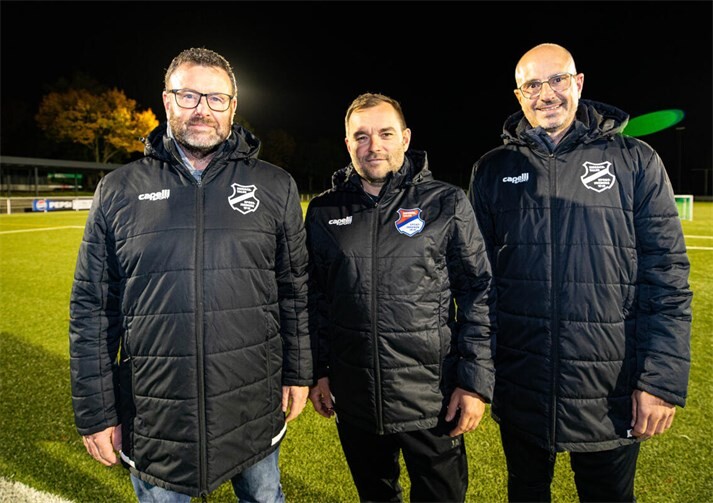 Freuen sich auf die gemeinsame Zusammenarbeit, die vorerst bis zur Winterpause vorgesehen ist (von links): Eisbachtals Sportlicher Leiter Patrick Reifenscheidt, Trainer Thomas Kahler und Co-Trainer Jörg Emmerich.