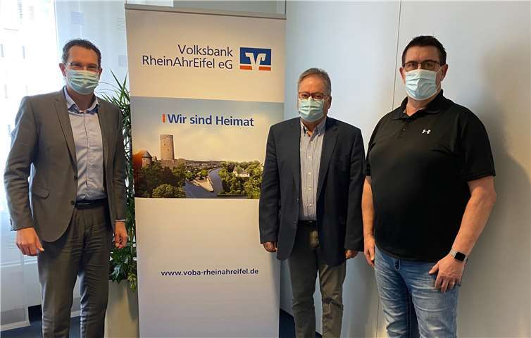 Freuen sich auf die gemeinsame Zusammenarbeit und die Förderung des Handballs in der Region: Michael Nisius, Bereichsleiter Vertriebsmanagement bei der Volksbank RheinAhrEifel eG, Peter Josef Schmitz, Präsident Handballverband Rheinland e.V.(HVR) und Hermann Josef Häring, Geschäftsführer HVR (v.l.n.r.).Foto: Volksbank RheinAhrEifel eG