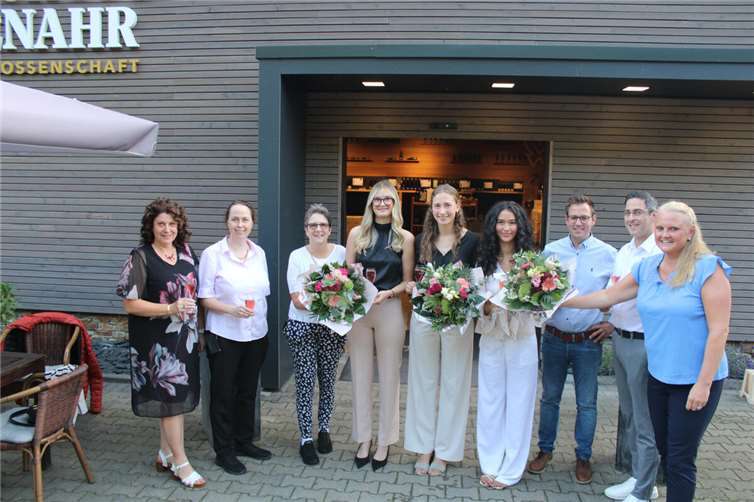 Freuen sich auf die kommende Amtszeit als Altenahrer Wein-Trio: die designierte Weinkönigin Hanna Müller (5. von rechts) sowie die Weinprinzessinnen Isabelle Steinhoff (4. von rechts) und Amelie Linnarz (4. von links).  Foto: DU